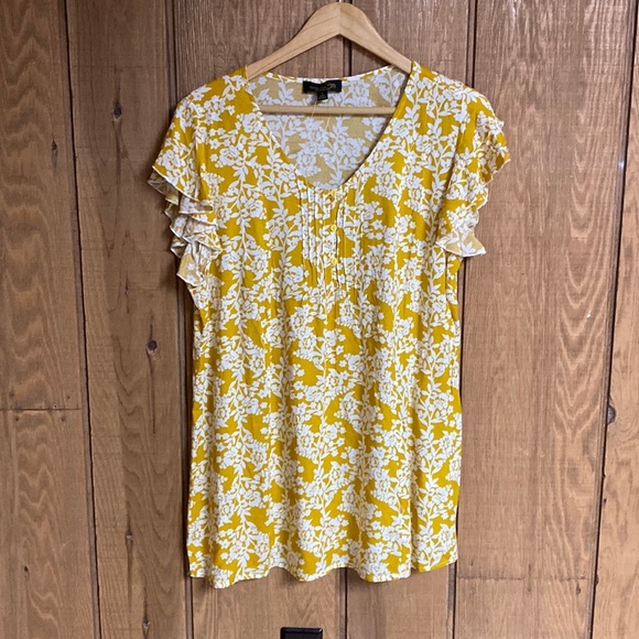 Suzanne Betro Tops - 𝅺Suzanne Betro 100% rayon blouse mustard yellow with white flowers. Size L